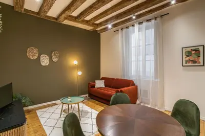 Coin salon dans l'établissement La Baronne- Chaleureux T2