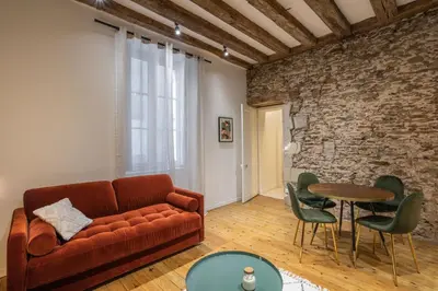 Coin salon dans l'établissement La Baronne- Chaleureux T2