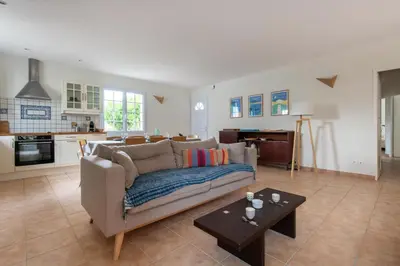 Cuisine ou kitchenette dans l'établissement Belle maison proche de la mer pour 6 personnes