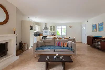 Coin salon dans l'établissement Belle maison proche de la mer pour 6 personnes