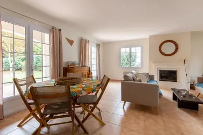 Coin salon dans l'établissement Belle maison proche de la mer pour 6 personnes