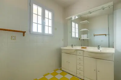Salle de bains dans l'établissement Belle maison proche de la mer pour 6 personnes