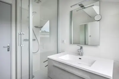 Salle de bains dans l'établissement Face à la mer, appartement sous les toits pour 4