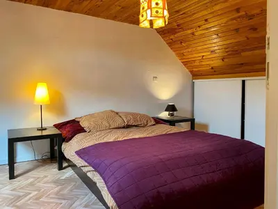 Un ou plusieurs lits dans un hébergement de l'établissement Maison au calme avec jardin clos, 25 km des plages, 2 chambres, climatisation, Wifi, parking sécurisé - FR-1-306-1225