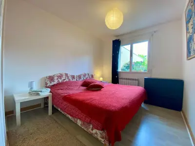 Un ou plusieurs lits dans un hébergement de l'établissement Maison au calme avec jardin clos, 25 km des plages, 2 chambres, climatisation, Wifi, parking sécurisé - FR-1-306-1225