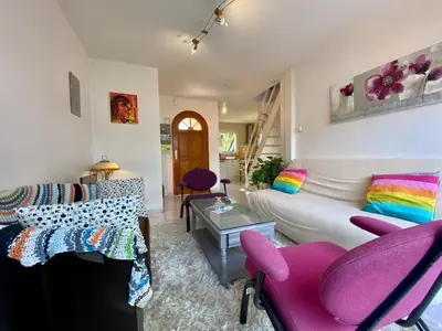 Coin salon dans l'établissement Maison au calme avec jardin clos, 25 km des plages, 2 chambres, climatisation, Wifi, parking sécurisé - FR-1-306-1225