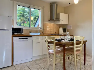 Cuisine ou kitchenette dans l'établissement Maison au calme avec jardin clos, 25 km des plages, 2 chambres, climatisation, Wifi, parking sécurisé - FR-1-306-1225