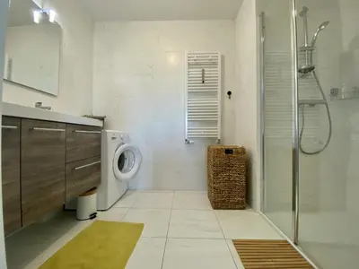Salle de bains dans l'établissement Appartement 3 pièces avec terrasse, proche plage, parking, ascenseur – Pornichet - FR-1-306-1226