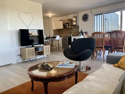 Télévision ou salle de divertissement dans l'établissement Appartement 3 pièces avec terrasse, proche plage, parking, ascenseur – Pornichet - FR-1-306-1226