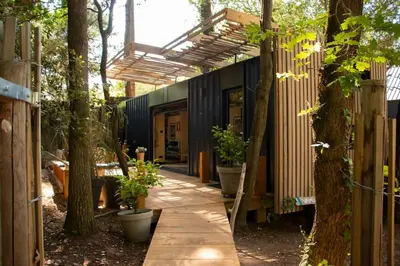 Jardin de l'établissement Vaimiti, cabane cosy sous les pins (50m de la plage)