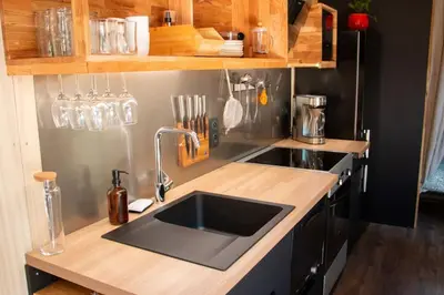 Cuisine ou kitchenette dans l'établissement Vaimiti, cabane cosy sous les pins (50m de la plage)