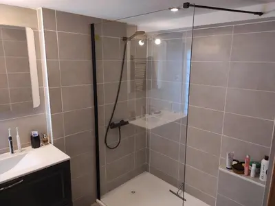 Salle de bains dans l'établissement Agréable chambre d'hôte climatisée