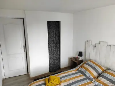 Un ou plusieurs lits dans un hébergement de l'établissement Agréable chambre d'hôte climatisée