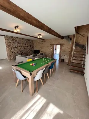 Billard dans l'établissement Gîte Les petits pirons