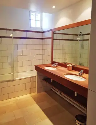 Salle de bains dans l'établissement Bel appartement à la Chetardière