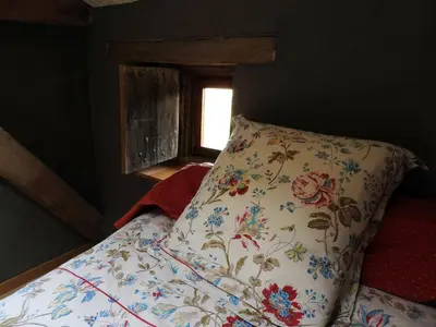Un ou plusieurs lits dans un hébergement de l'établissement Maison charmante près de Nueil-les-Aubiers avec jardin