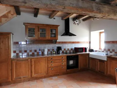 Cuisine ou kitchenette dans l'établissement Maison charmante près de Nueil-les-Aubiers avec jardin