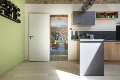 Cuisine ou kitchenette dans l'établissement GÎTE DE L'ODA