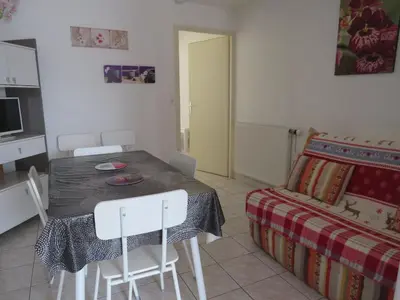 Télévision ou salle de divertissement dans l'établissement Gîte Orchidée