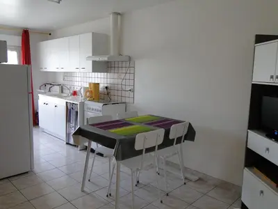 Cuisine ou kitchenette dans l'établissement Gîte Orchidée