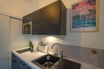 Cuisine ou kitchenette dans l'établissement Marechal's Studio near train station & downtown