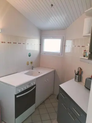 Cuisine ou kitchenette dans l'établissement Maison calme proche mer - La Roseraie