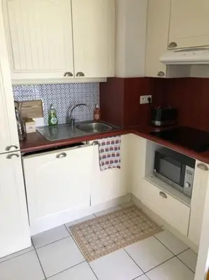 Cuisine ou kitchenette dans l'établissement Agréable appartement dans Résidence à Pornichet