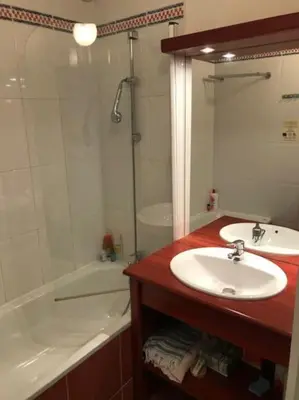 Salle de bains dans l'établissement Agréable appartement dans Résidence à Pornichet