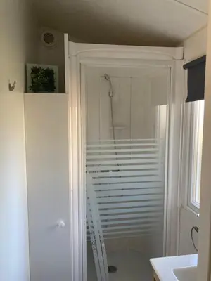 Salle de bains dans l'établissement Mobil home 4 personnes Plein cœur de la Vendée proche Parc du PUYDUFOU