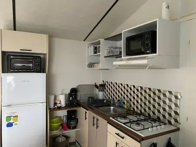 Cuisine ou kitchenette dans l'établissement Mobil home 4 personnes Plein cœur de la Vendée proche Parc du PUYDUFOU