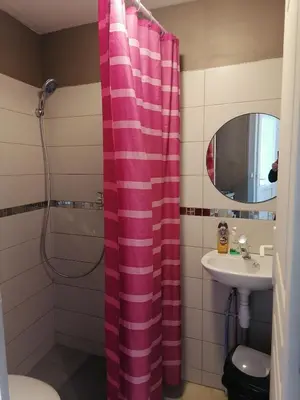 Salle de bains dans l'établissement Studio meublée independant 1