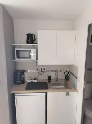 Cuisine ou kitchenette dans l'établissement Studio meublée independant 1