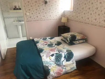 Un ou plusieurs lits dans un hébergement de l'établissement Gîte -Belle Maison dans une ancienne école-Tarif réduit hors WE !