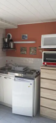Cuisine ou kitchenette dans l'établissement L'ARDOISINE