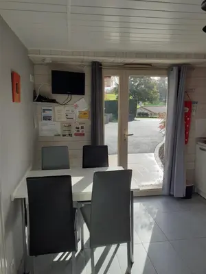 Télévision ou salle de divertissement dans l'établissement L'ARDOISINE