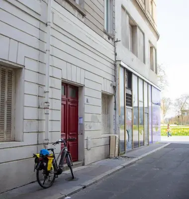 Vélo sur le terrain de l'établissement Studio petit LU ou dans les environs