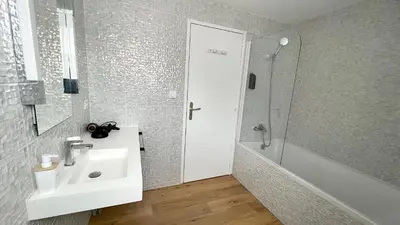 Salle de bains dans l'établissement Suite Junior Layon - Maison Bossoreil