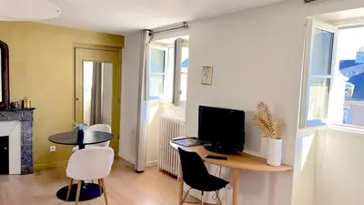 Télévision ou salle de divertissement dans l'établissement Suite Junior Layon - Maison Bossoreil