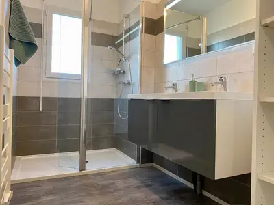 Salle de bains dans l'établissement Gîte rénové au cœur du Vignoble Nantais, proche Hellfest, terrasse, jardin clos, parking, vélos à dispo - FR-1-306-1230