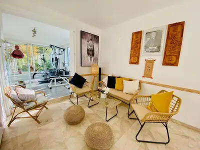 Coin salon dans l'établissement Maison spacieuse avec fitness, massage sur demande et jardin privatif, proche Nantes et Pornic - FR-1-306-1231