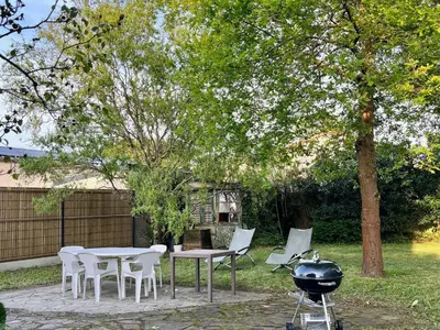 Jardin de l'établissement Maison spacieuse avec fitness, massage sur demande et jardin privatif, proche Nantes et Pornic - FR-1-306-1231