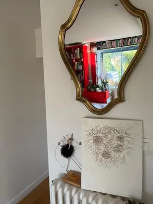 Bibliothèque dans le séjour chez l'habitant