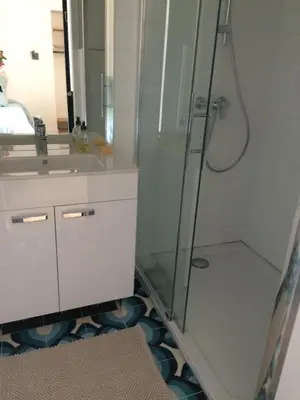 Salle de bains dans l'établissement La MAISON du ROUGE GORGE