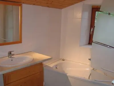 Salle de bains dans l'établissement La Faerie - A la campagne - Gite 18 personnes