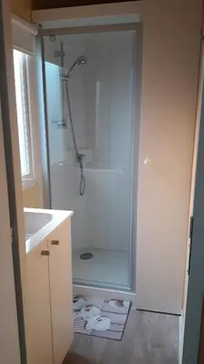Salle de bains dans l'établissement Mobil Home camping 3*** piscine chauffée