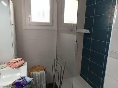 Salle de bains dans l'établissement Maison de vacances à Notre-Dame-de-Monts - 6 personnes - Animaux admis - FR-1-540-169