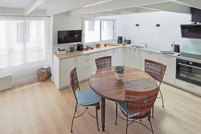 Cuisine ou kitchenette dans l'établissement La Galerie Pornic - Maison Lotus
