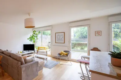 Télévision ou salle de divertissement dans l'établissement Sérénité - 2 chambres - Calme et Verdure
