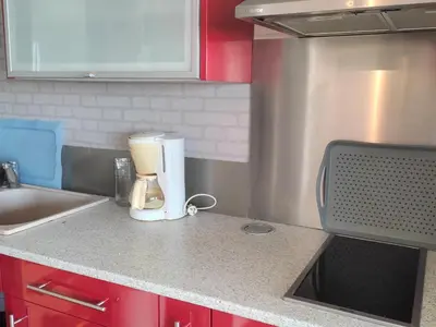 Cuisine ou kitchenette dans l'établissement Appartement bord de mer avec balcon et parking - FR-1-652-28