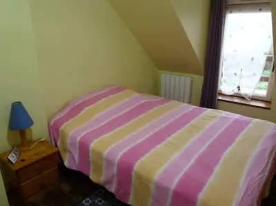 Un ou plusieurs lits dans un hébergement de l'établissement Charmante maison en campagne